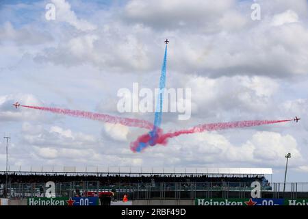 Die Roten Pfeile zeigen eine Ausstellung vor dem Großen Preis 2023 in Silverstone, Towcester. Foto: Sonntag, 9. Juli 2023. Stockfoto