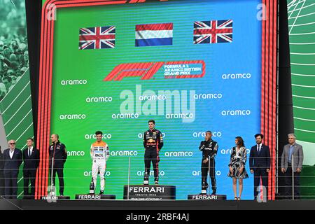 Silverstone, Großbritannien. 9. Juli 2023: Silverstone Circuit, Northamptonshire, England: Formel 1 2023 Aramco F1 Grand Prix: Wettkampftag; Max Verstappen vom Red Bull Racing Team (1.), Lando Norris vom McLaren-Mercedes Team (2.) und Lewis Hamilton vom Mercedes Team (3.) gehen auf das Podium Guthaben: Action Plus Sportbilder/Alamy Live News Stockfoto