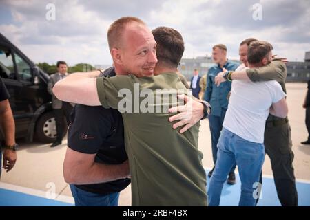 Istanbul, Türkei. 08. Juli 2023. Der ukrainische Präsident Wolodymyr Zelenskyy, richtig, begrüßt den Asowschen Verteidiger Denys Shleha, der während der Belagerung des Stahlwerks Azovstal nach seiner Freilassung durch die türkische Regierung am Internationalen Flughafen Istanbul am 8. Juli 2023 in Istanbul, Türkei, gefangen genommen wurde. Der türkische Präsident Recep Tayyip Erdogan hat im Rahmen eines Gefangenenaustauschs mit Russland fünf Gefangene freigelassen, die in der Türkei festgehalten werden. Kredit: Ukrainischer Ratsvorsitz/Ukrainischer Ratsvorsitz/Alamy Live News Stockfoto