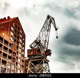 Ein neues Wohngebäude befindet sich im Bau und ersetzt den jetzt abgerissenen Nosturi-Musikort neben einem stillgelegten Dockkran in Telakkakatu. Stockfoto