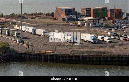 Liverpool, Merseyside, Englaand, Großbritannien. 8. Juni 2023 Fahrzeuge auf der Fähre warten und Parkbereich Hafen von Liverpool. Stockfoto