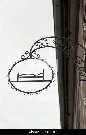 Bett als Symbol für kostenlose Zimmer in Wernigerode im Harzgebirge in Deutschland Stockfoto