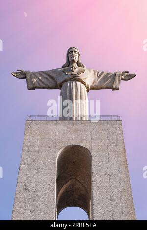 Christus, der König, die Statue von Cristo Rei in Almada, Lissabon. Berühmtes Jesus Christus-Denkmal in der Hauptstadt von Portugal. Stockfoto