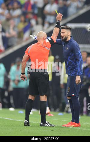 Lusail, Katar, 18. Dezember 2022. Der Schiedsrichter Szymon Marciniak hat Olivier Giroud während des Spiels zwischen Argentinien und Frankreich die gelbe Karte gegeben Stockfoto