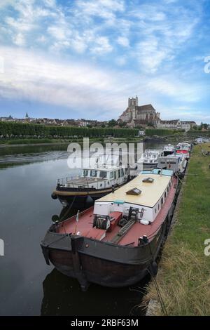 Auxerre, Stadt im Burgund, Blick auf den Fluss und die Kathedrale, vom Hafen Stockfoto