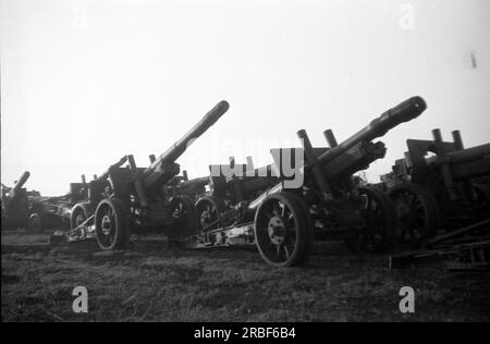 Sowjetischer schwerer Howitzer M1937 ML-20 152mm / 152 mm - 15,2cm 15,2 cm - Beutegeschütz Wehrmacht Heer Schwere Kanonenhaubitze K.433/1(r) / H/37 15,2 cm Stockfoto