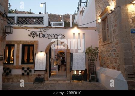 Blick auf den Eingang des Restaurants Dionysos in der Altstadt von Lindos. Stockfoto