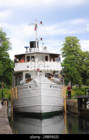 Motala, Schweden - 27. Juni 2023: Das Gota-Kanal-Tourboot Wihelm Tham in der Motala-Schleuse. Stockfoto