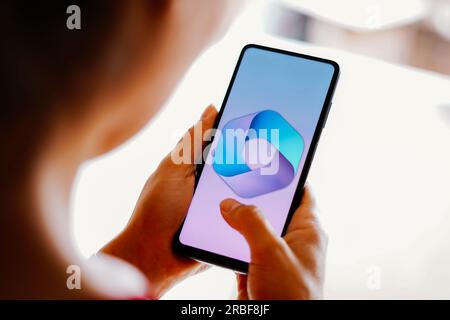 In dieser Abbildung wird das Microsoft 365 CoPilot Logo auf dem Smartphone-Bildschirm angezeigt. Stockfoto