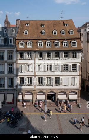 Straßburg, Frankreich - 05 19 2023: Blick auf ein typisches Haus in der Nähe der Kathedrale Stockfoto