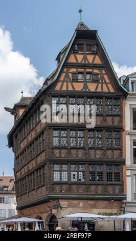 Straßburg, Frankreich - 05 19 2023: Blick auf das Kammerzell-Haus in der Nähe der Kathedrale Stockfoto