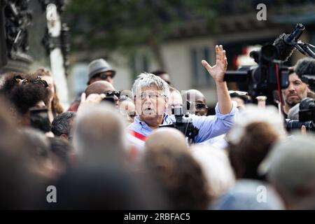 Paris, Frankreich. 08. Juli 2023. Der Stellvertreter von La France Insoumise, Eric Coquerel, sprach während des Protests gegen. Obwohl die Polizei die Demonstration zu Ehren von Adama, einem jungen Mann, der 2016 durch einen Polizisten starb, ablehnte, waren rund zweitausend Demonstranten anwesend, um die Gewalt der Polizei anzuprangern. Kredit: SOPA Images Limited/Alamy Live News Stockfoto