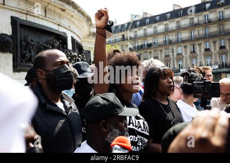 Paris, Frankreich. 08. Juli 2023. ASSA Traoré, Adama Traorés Schwester, die während des Protests auf einer Bushaltestelle gesprochen hat. Obwohl die Polizei die Demonstration zu Ehren von Adama, einem jungen Mann, der 2016 durch einen Polizisten starb, ablehnte, waren rund zweitausend Demonstranten anwesend, um die Gewalt der Polizei anzuprangern. Kredit: SOPA Images Limited/Alamy Live News Stockfoto