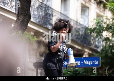 Paris, Frankreich. 08. Juli 2023. ASSA Traoré, Adama Traorés Schwester, die während des Protests auf einer Bushaltestelle gesprochen hat. Obwohl die Polizei die Demonstration zu Ehren von Adama, einem jungen Mann, der 2016 durch einen Polizisten starb, ablehnte, waren rund zweitausend Demonstranten anwesend, um die Gewalt der Polizei anzuprangern. Kredit: SOPA Images Limited/Alamy Live News Stockfoto