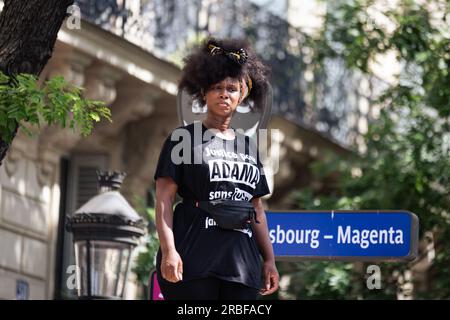 Paris, Frankreich. 08. Juli 2023. ASSA Traoré, Adama Traorés Schwester, die während des Protests auf einer Bushaltestelle gesprochen hat. Obwohl die Polizei die Demonstration zu Ehren von Adama, einem jungen Mann, der 2016 durch einen Polizisten starb, ablehnte, waren rund zweitausend Demonstranten anwesend, um die Gewalt der Polizei anzuprangern. Kredit: SOPA Images Limited/Alamy Live News Stockfoto