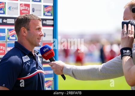 Hull, UK. 9. Juli 2023 Hull KR gegen Hull FC. Willie Peters, Cheftrainer von Hull KR, wird von Sky Sports interviewt. Kredit Paul Whitehurst/Alamy Live News Stockfoto