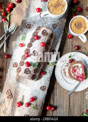 Schwarzwaldkuchen mit Dalgona-Kaffee auf Holzhintergrund Stockfoto