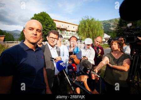 Vernet, Frankreich. 09. Juli 2023. Pressekonferenz in Vernet mit Marc Chappuis, Präfekt von Alpes-de-Haute-Provence (R), und Remy Avon Staatsanwalt von Digne-les-Bains (L), Frankreich, am 09. Juli 2023. Verschwinden in Vernet in den Alpes de Haute-Provence von Little Emile, zweieinhalb Jahre alt. Foto von Thibaut Durand/ABACAPRESS.COM Kredit: Abaca Press/Alamy Live News Stockfoto