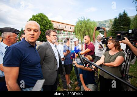 Vernet, Frankreich. 09. Juli 2023. Pressekonferenz in Vernet mit Marc Chappuis, Präfekt von Alpes-de-Haute-Provence (R), und Remy Avon Staatsanwalt von Digne-les-Bains (L), Frankreich, am 09. Juli 2023. Verschwinden in Vernet in den Alpes de Haute-Provence von Little Emile, zweieinhalb Jahre alt. Foto von Thibaut Durand/ABACAPRESS.COM Kredit: Abaca Press/Alamy Live News Stockfoto