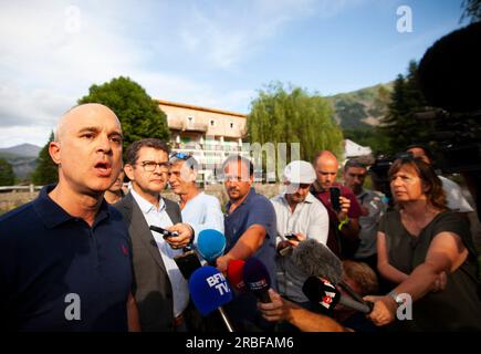 Vernet, Frankreich. 09. Juli 2023. Pressekonferenz in Vernet mit Marc Chappuis, Präfekt von Alpes-de-Haute-Provence (R), und Remy Avon Staatsanwalt von Digne-les-Bains (L), Frankreich, am 09. Juli 2023. Verschwinden in Vernet in den Alpes de Haute-Provence von Little Emile, zweieinhalb Jahre alt. Foto von Thibaut Durand/ABACAPRESS.COM Kredit: Abaca Press/Alamy Live News Stockfoto