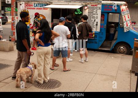 Toronto, Kanada - 8. Juli 2023: Die Leute stehen Schlange, um etwas zu essen von einer Gastronomie-Strecke in der Queen Street in der Nähe von Nathan Phillips Square und City Ha zu kaufen Stockfoto