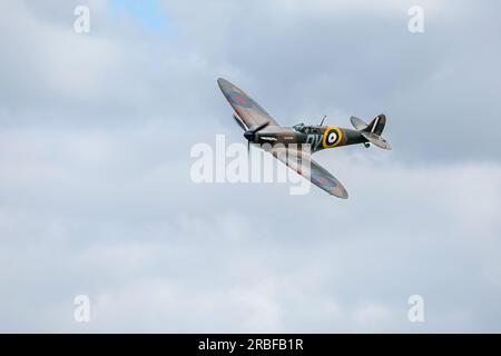 Supermarine Spitfire Mk1 „N3200“ in der Luft auf der Shuttleworth Military Airshow am 2. Juli 2023 Stockfoto