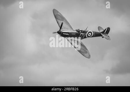 Supermarine Spitfire Mk1 „N3200“ in der Luft auf der Shuttleworth Military Airshow am 2. Juli 2023 Stockfoto