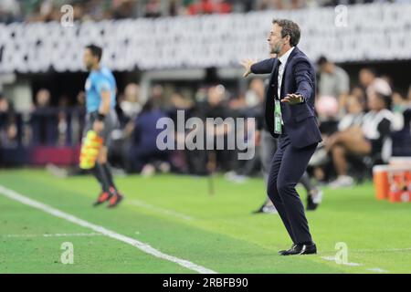 Arlington, Texas, USA. 8. Juli 2023. Thomas CHRISTIANSEN, Cheftrainer von Panama, sieht zu, wie er am Samstagabend im AT&T Stadium in Arlington, Texas, das Viertelfinale des Gold Cup zwischen Panama und Katar spielt. Panama gewann das Spiel 4-0. (Kreditbild: © Brian McLean/ZUMA Press Wire) NUR REDAKTIONELLE VERWENDUNG! Nicht für den kommerziellen GEBRAUCH! Stockfoto