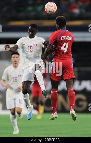 Benbrook, Texas, USA. 8. Juli 2023. Katars AL MOEZ ALI (19) und Panamas FIDEL ESCOBAR (4) springen in die Luft, um während des Viertelfinalspiels des Gold Cup am Samstagabend im AT&T Stadium in Arlington, Texas, den Ball zu führen. Katars MOSTAFA MASCHAL (16) ist im Hintergrund. (Kreditbild: © Brian McLean/ZUMA Press Wire) NUR REDAKTIONELLE VERWENDUNG! Nicht für den kommerziellen GEBRAUCH! Stockfoto