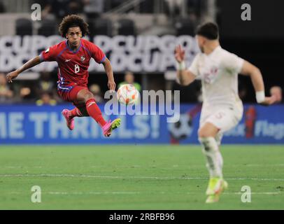 Arlington, Texas, USA. 8. Juli 2023. Panamas ADALBERTO CARRASQUILLA (8) springt in die Luft, nachdem er den Ball getreten hat, während Katars BASSAM AL RAWI (15) während des Viertelfinalspiels zum Gold Cup gegen Katar am Samstagabend im AT&T Stadium in Arlington, TX, im Vordergrund steht. (Kreditbild: © Brian McLean/ZUMA Press Wire) NUR REDAKTIONELLE VERWENDUNG! Nicht für den kommerziellen GEBRAUCH! Stockfoto
