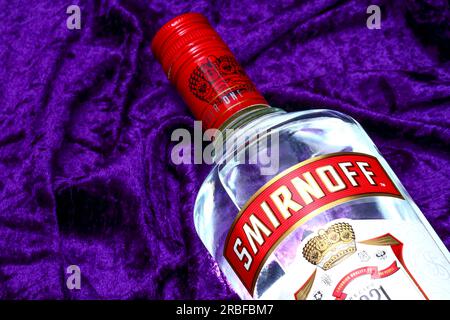 1 Liter Smirnoff Wodka-Flasche auf lila Samt gelegt Stockfoto