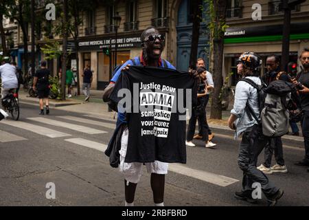 Paris, Frankreich. 08. Juli 2023. Ein Protestteilnehmer sah, wie er während des Protests Gerechtigkeit für Adama schrie. Obwohl die Polizei die Demonstration zu Ehren von Adama, einem jungen Mann, der 2016 durch einen Polizisten starb, ablehnte, waren rund zweitausend Demonstranten anwesend, um die Gewalt der Polizei anzuprangern. (Foto: Telmo Pinto/SOPA Images/Sipa USA) Guthaben: SIPA USA/Alamy Live News Stockfoto