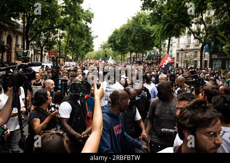 Paris, Frankreich. 08. Juli 2023. Während des Protests marschieren riesige Demonstranten. Obwohl die Polizei die Demonstration zu Ehren von Adama, einem jungen Mann, der 2016 durch einen Polizisten starb, ablehnte, waren rund zweitausend Demonstranten anwesend, um die Gewalt der Polizei anzuprangern. (Foto: Telmo Pinto/SOPA Images/Sipa USA) Guthaben: SIPA USA/Alamy Live News Stockfoto