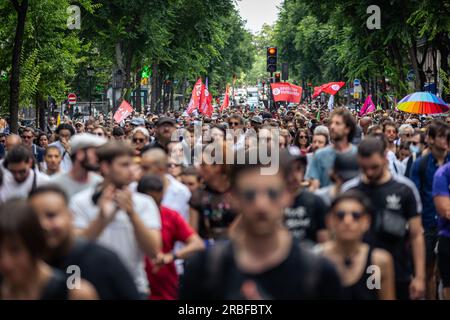 Paris, Frankreich. 08. Juli 2023. Während des Protests marschieren riesige Demonstranten. Obwohl die Polizei die Demonstration zu Ehren von Adama, einem jungen Mann, der 2016 durch einen Polizisten starb, ablehnte, waren rund zweitausend Demonstranten anwesend, um die Gewalt der Polizei anzuprangern. (Foto: Telmo Pinto/SOPA Images/Sipa USA) Guthaben: SIPA USA/Alamy Live News Stockfoto