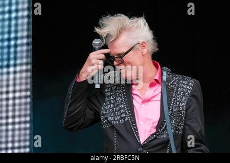 Southampton, Großbritannien. 08. Juli 2023. Martin Degville, Sänger und Songwriter mit der britischen New Wave Band Sigue Sigue Sputnik, live auf der Bühne des Let's Rock 80s Retro Revival Music Festivals. Sigue Sigue Sputnik wurde zu meinem ehemaligen Generation X Bass-Spieler Tony James. Die Band hatte drei Top-40-Hit-Singles aus Großbritannien (Foto von Dawn Fletcher-Park/SOPA Images/Sipa USA). Credit: SIPA USA/Alamy Live News Stockfoto