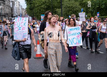 © Jeff Moore TRANS RIGHTS PROTEST. Tausende sind heute in der Londoner Innenstadt auf die Straße gegangen , um gegen die Rechte von Transgender-Menschen zu protestieren und sie zu unterstützen . Stockfoto