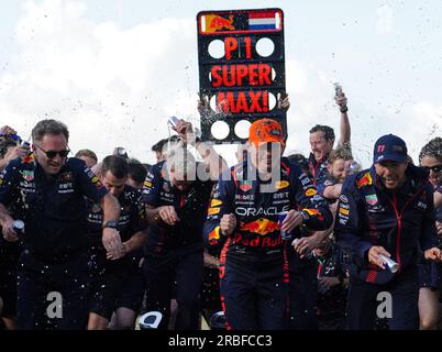 Principal Christian Horner, Max Verstappen und Sergio Perez (links-rechts) des Red Bull Racing Teams waren nach dem Großen Preis 2023 in Silverstone, Towcester, mit Champagner bedeckt. Foto: Sonntag, 9. Juli 2023. Stockfoto