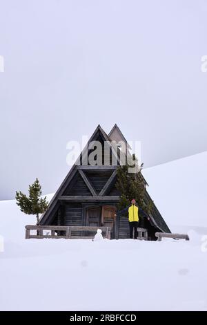 Typisches hölzernes Chalet im Dolomiten-Berg im Winter, Südtirol, Passo Giau, Dolomiten, Italien Stockfoto