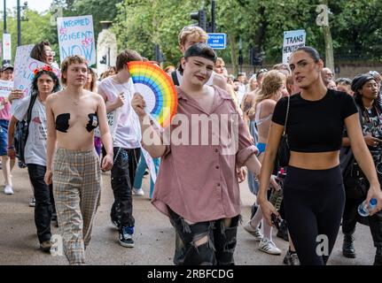 © Jeff Moore TRANS RIGHTS PROTEST. Tausende sind heute in der Londoner Innenstadt auf die Straße gegangen , um gegen die Rechte von Transgender-Menschen zu protestieren und sie zu unterstützen . Stockfoto