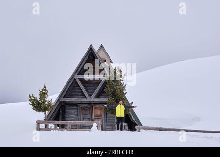 Typisches hölzernes Chalet im Dolomiten-Berg im Winter, Südtirol, Passo Giau, Dolomiten, Italien Stockfoto