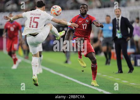 Arlington, Texas, USA. 8. Juli 2023. PANAMAS JOSE FAJARDO (17) versucht, den Ball im Spiel zu halten, während Katars BASSAM AL RAWI die Verteidigung spielt, während Panamas Cheftrainer THOMAS CHRISTIANSEN während des Viertelfinals des Gold Cup am Samstagabend im AT&T Stadium in Arlington, Texas, im Hintergrund zusieht. (Kreditbild: © Brian McLean/ZUMA Press Wire) NUR REDAKTIONELLE VERWENDUNG! Nicht für den kommerziellen GEBRAUCH! Stockfoto