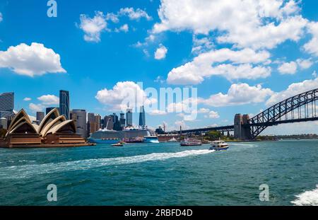Blick auf den Hafen von Sydney mit Sydney Opera und Bridge, in Sydney City, New South Wales, Australien, Ozeanien. Stockfoto