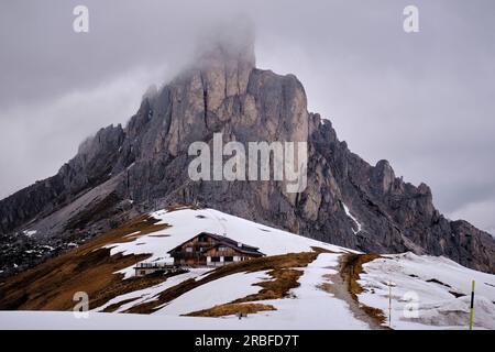 Panoramablick auf Ra Gusela peak vor Averau und Nuvolau Berg, in Passo Giau, High Alpine Pass in der Nähe von Cortina d'Ampezzo, Dolomiten, Italien Stockfoto