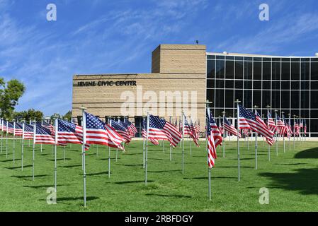 IRVINE, KALIFORNIEN - 6. JULI 2023: A Field of American Flags im Irvine Civic Center Stockfoto