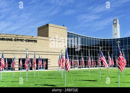 IRVINE, KALIFORNIEN - 6. JULI 2023: A Field of American Flags im Irvine Civic Center Stockfoto