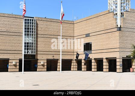 IRVINE, KALIFORNIEN - 6. JULI 2023: Das Irvine Civic Center mit Eingang zum Rathaus und zur Polizei. Stockfoto