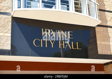 IRVINE, KALIFORNIEN - 6. JULI 2023: Irvine City Hall-Schild am Eingang des Civic Center. Stockfoto