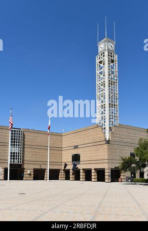 IRVINE, KALIFORNIEN - 6. JULI 2023: Das Irvine Civic Center mit Eingang zum Rathaus und zur Polizei. Stockfoto