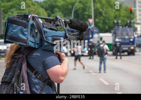 Fernsehkameramann am Rande der Proteste gegen den G20-Gipfel in Hamburg Stockfoto