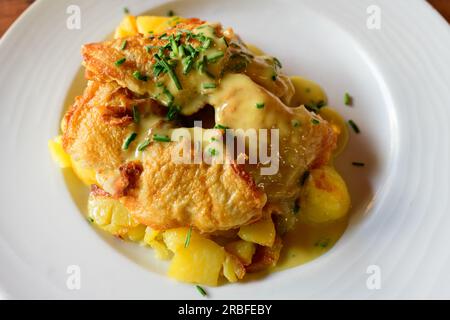 Hamburger Pannfisch, ein traditionelles Hamburger Gericht mit gebratenem Fisch, Bratkartoffeln und einer Senfsauce Stockfoto